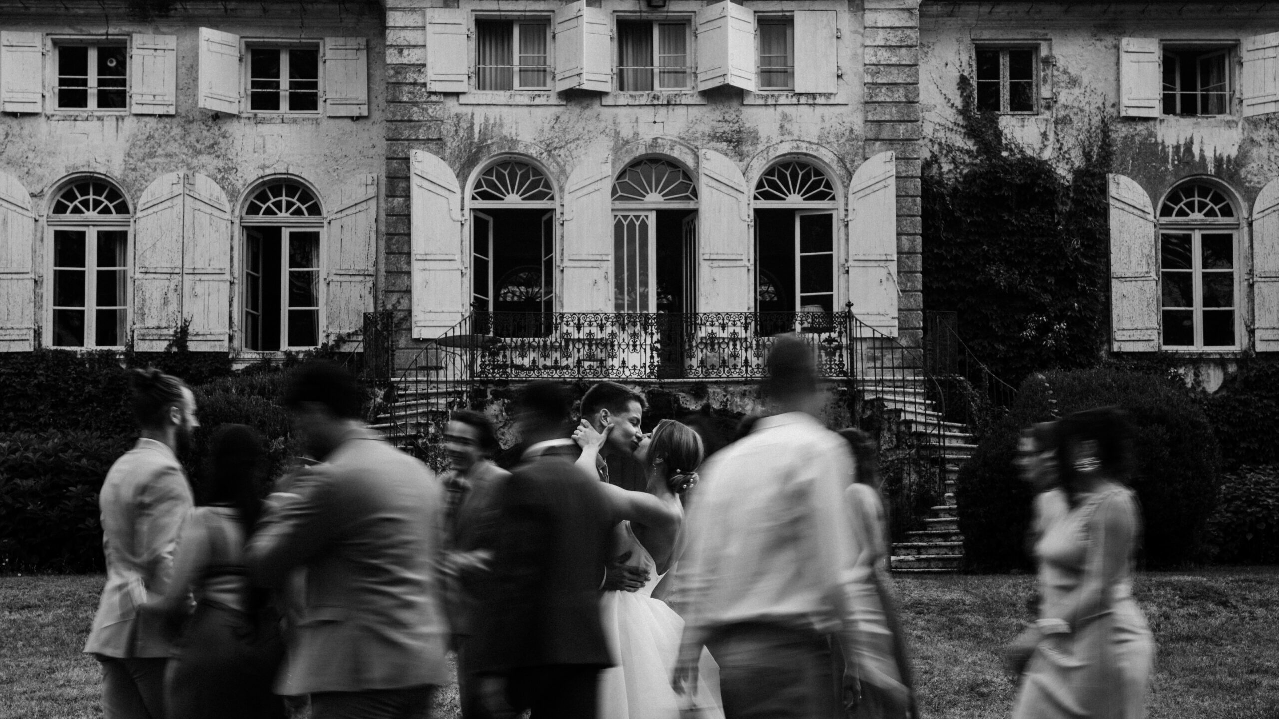Bride and groom walking in the garden of Domaine de Perrotin during golden hour